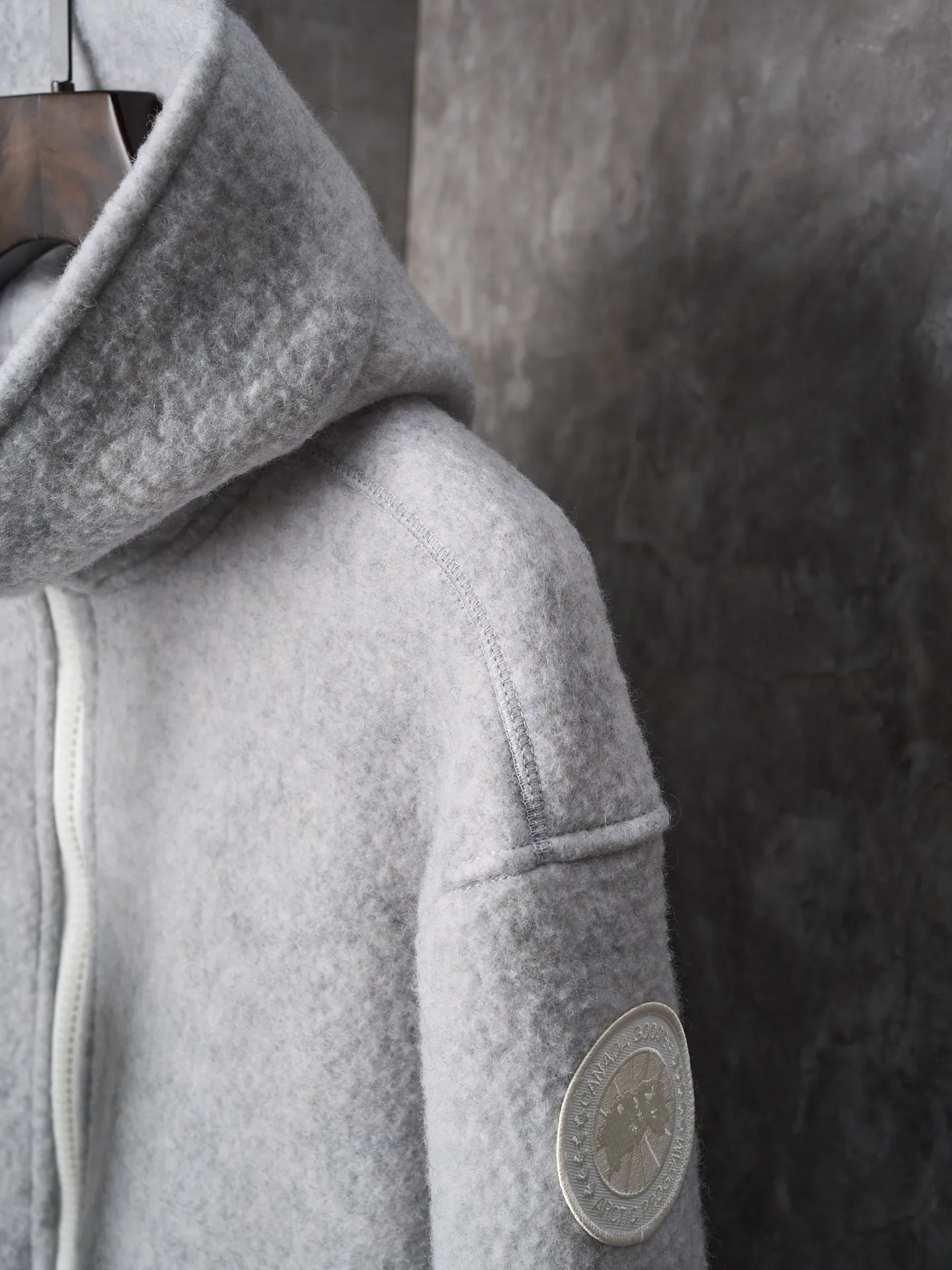 P780 Actual hanging auction] CANADA GOOSE/Canada Goose Chilliwack white label wool fleece hooded jacket [Ready stock] S M L XL Fabric selection: Wool fleece fabric made of wool as the main body and a very small amount of spandex and polyester fiber blended. Wool is a core natural ingredient that provides unparalleled temperature regulation, antibacterial and anti-odor properties and a skin-friendly feel. The feeding of a small amount of spandex gives the fabric a certain degree of four-way elasticity, making it non-restrictive during daily activities. As the basis of fleece's structure, polyester fiber enhances the fabric's durability, wrinkle resistance and quick-drying properties. It contributes to the loft of the fleece and provides functions such as trapping air.  Detail 1: The sleeves and hem are closed with 2×2 ribbing. Its strong elasticity can closely fit wrists and waists of different thicknesses, forming an effective 'seal' to prevent cold wind from blowing back. It can still maintain its original shape after repeated stretching and use, and is not easy to loose and deform. And the ribbed cuffs can convey a sense of design and enhance the visual beauty.  Detail 2: The combination of hood design and elastic buckle improves warmth and windproof performance when wearing.